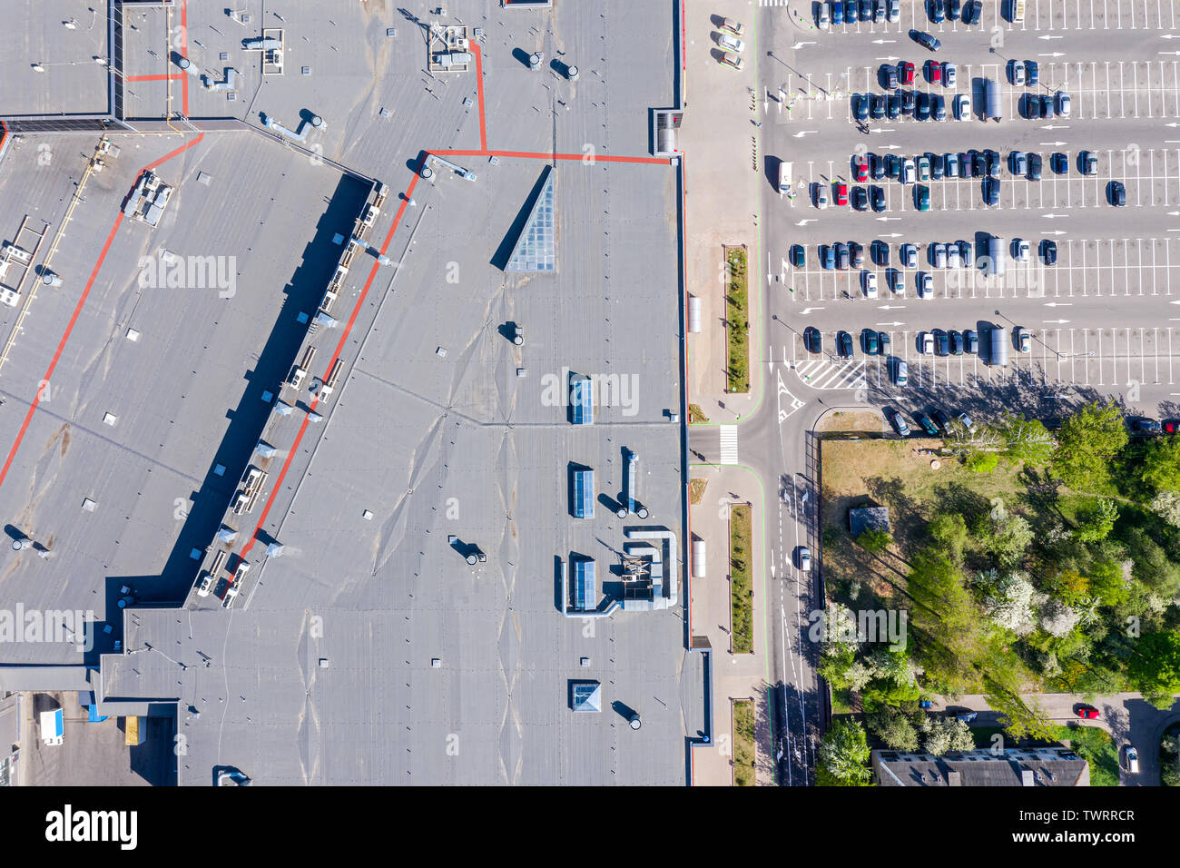 Vue de dessus de l'antenne de toit grand centre commercial et un terrain de stationnement avec des rangées de voitures en stationnement Banque D'Images