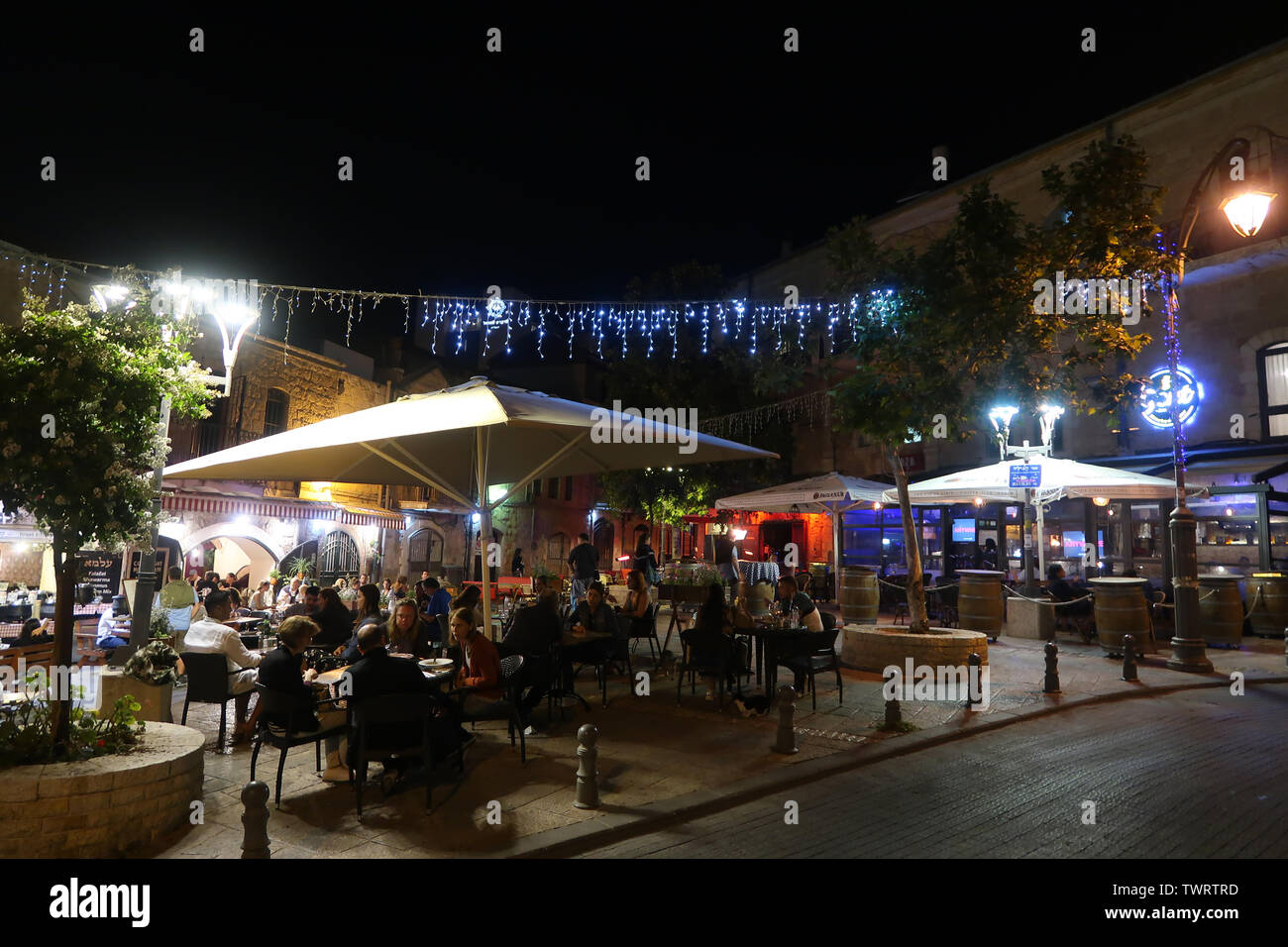 Rivlin rue bordée de cafés et restaurants avec des gens assis à des tables à l'extérieur de la région de Nahalat Shiva un ancien quartier de la cour qui a été le troisième quartier construit à l'extérieur de la vieille ville de Jérusalem dans les années 1860. Aujourd'hui, c'est une promenade piétonne bondée bordée de terrasses de cafés. La partie ouest de Jérusalem Israël Banque D'Images