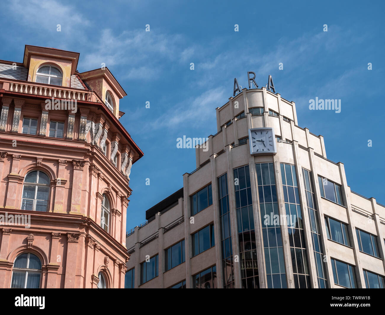 Prague, République tchèque - 10 juin 2019 : classique et moderne, l'architecture ancienne et nouvelle réunion à Prague, République tchèque. ARA moderniste bâtiment et son voisin classique. Un concept de changement ou de différence de style Archtectural. Banque D'Images