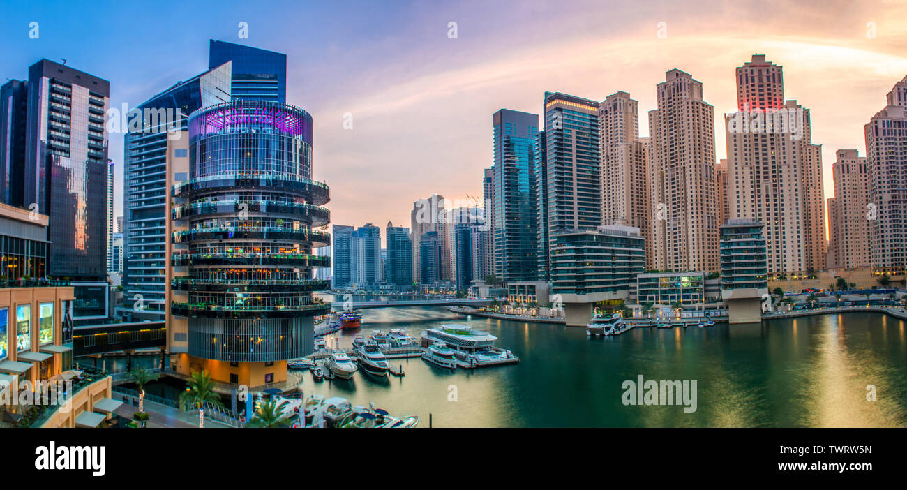 La Marina de Dubaï vue panoramique magnifique de l'architecture moderne de style de vie de luxe arabe meilleur endroit à visiter dans la région de Moyen-Orient Banque D'Images