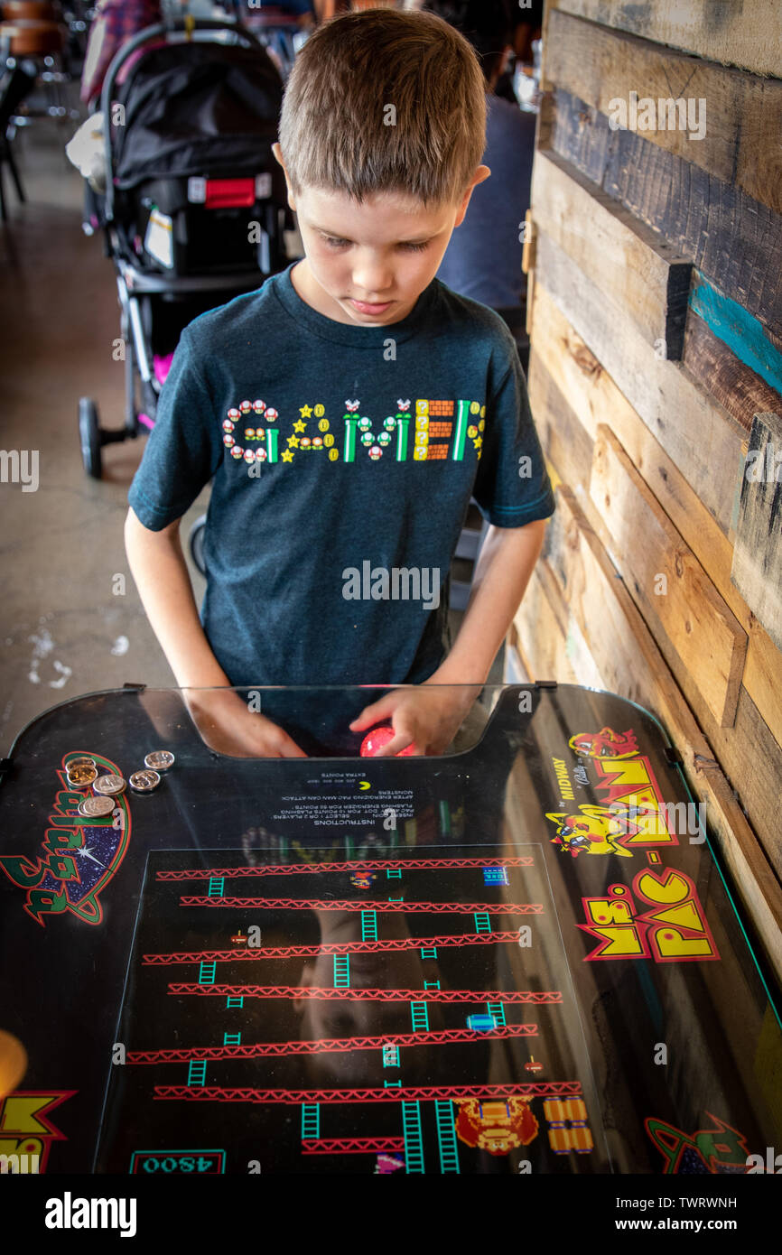 Boy playing video game Banque D'Images