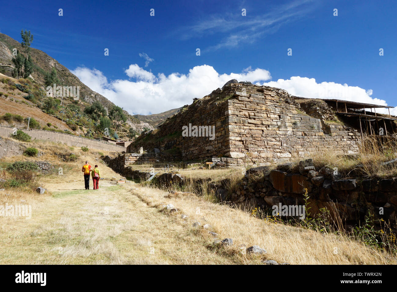 Chavin de Huantar, Ancash / Pérou : 12 Juin, 2016 : les touristes visitant les ruines de la civilisation pré-Incas Chavin dans la sierra péruvienne d'Ancash Banque D'Images