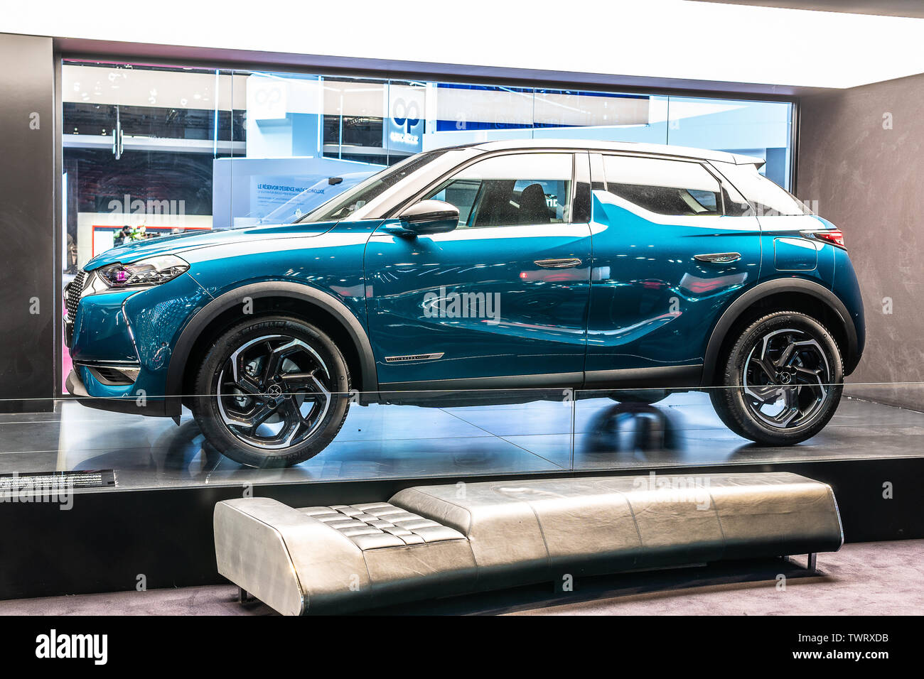 Paris, France, Octobre 09, 2018 : bleu métal Citroen DS 3 à Bond croisé arrière Mondial de l'Automobile de Paris, SUV voiture produite par le français DS Automobiles Banque D'Images