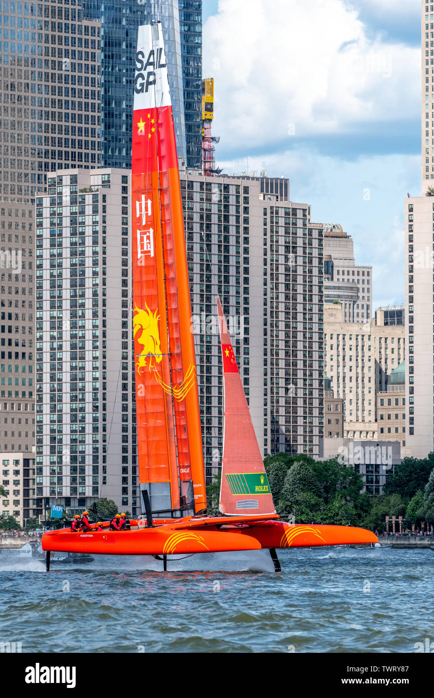 New York, USA. 22 Juin, 2019. F50 de l'équipe Chine SailGP voiles catamaran dans la rivière Hudson à New York au cours de l'SailGP événement. Credit : Enrique Shore/Alamy Live News Banque D'Images