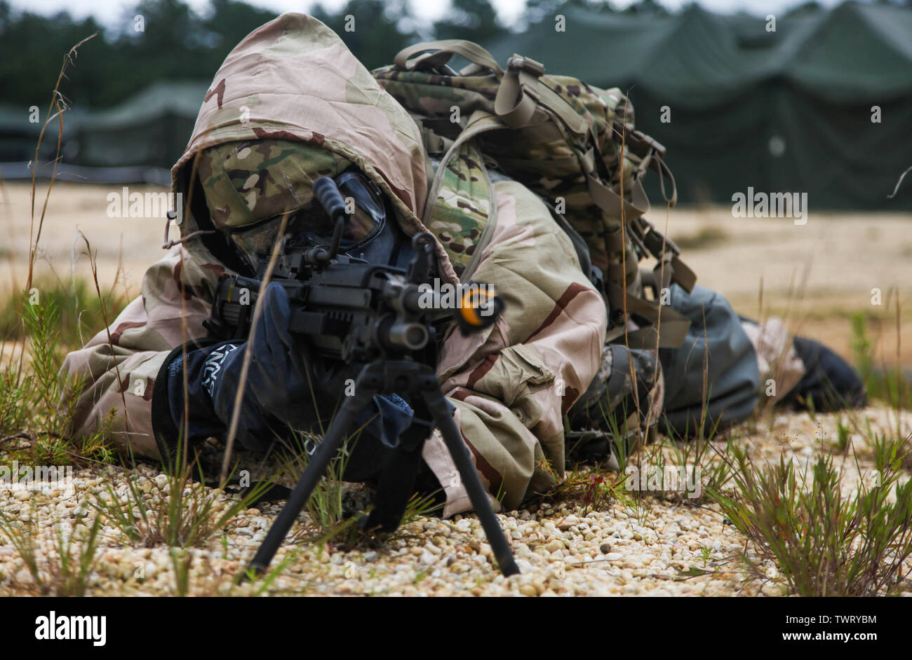 Un soldat américain du 392e Bataillon du Signal Corps expéditionnaire à Baltimore, Maryland, fournit la sécurité lors d'une attaque sur Joint Base McGuire-Dix-Lakehurst, New Jersey, le 21 juin 2019. CSTX 78-19-02 est un exercice d'entraînement de soutien au combat qui assure des unités de la Réserve sont formés et prêts à déployer à court préavis et apporter capable, prêtes au combat, et la puissance de feu meurtrière à l'appui de l'armée et nos partenaires n'importe où dans le monde. (U.S. Photo de l'armée par la CPS. Andrew Washington) Banque D'Images