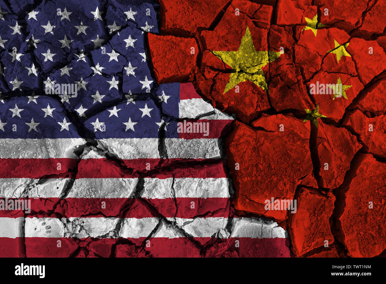 Guerre commerciale entre les Etats-Unis d'Amérique contre la Chine . drapeau sur fond mur fissuré . Concept de crise et conflit . Banque D'Images