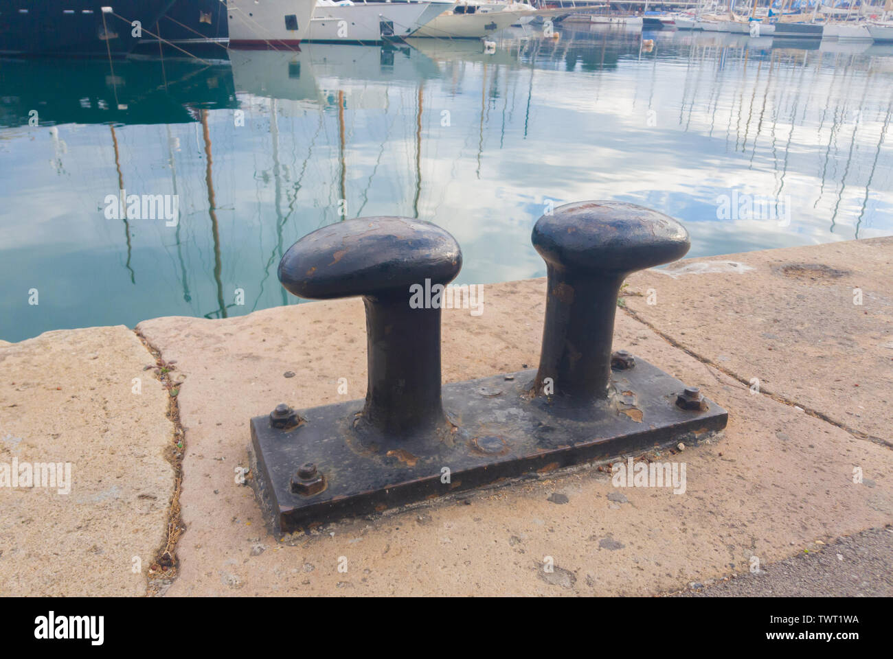 Bollard double rouillée pour l'amarrage des bateaux. Focus sélectif. Banque D'Images
