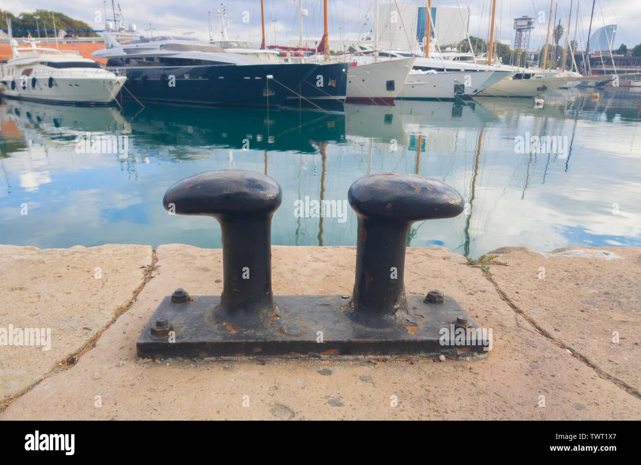Bollard double fer pour l'amarrage des bateaux à l'embarcadère. Banque D'Images