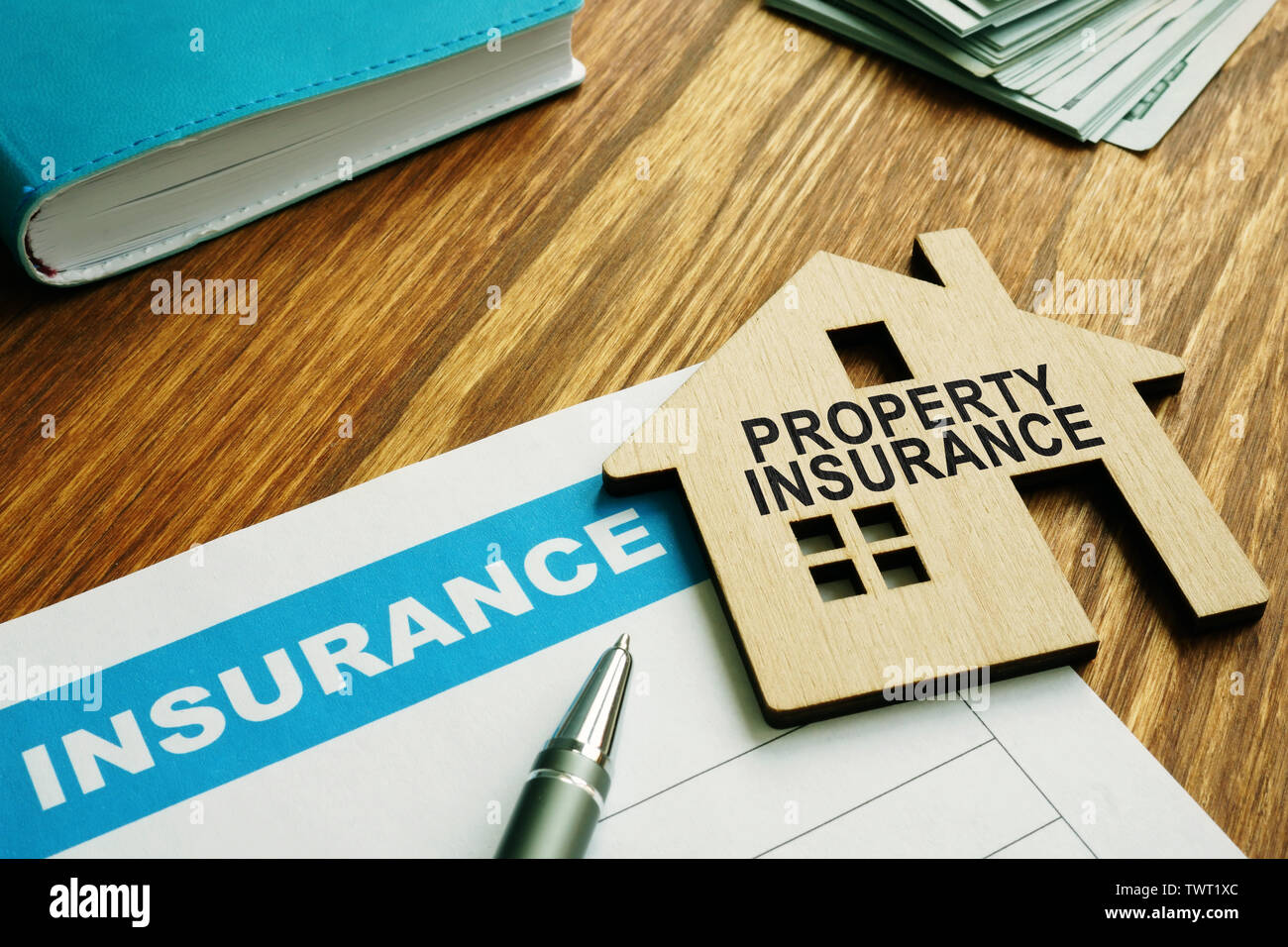 Timbre d'assurance des biens sur un modèle d'accueil en bois. Banque D'Images