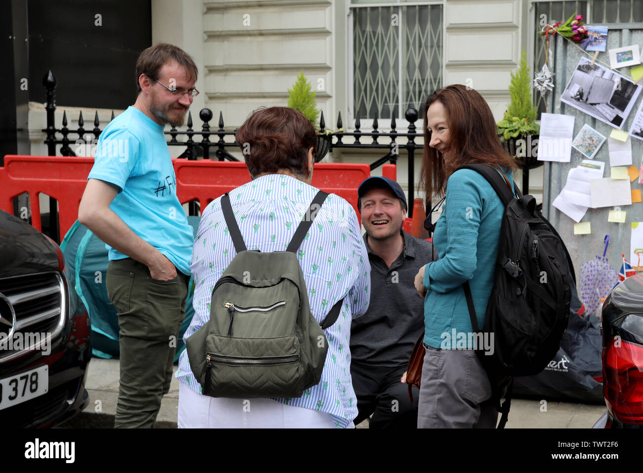 London / UK - le 22 juin 2019 : Richard Ratcliffe (assis) parle de partisans à l'ambassade d'Iran à Londres le jour 8 de la grève de la faim à l'appui de sa femme Zaghari-Ratcliffe Nazanin, emprisonné en Iran Banque D'Images