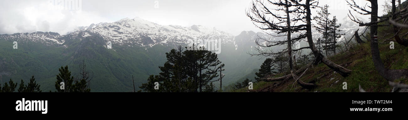 Panorama de montagnes et nuages près de Theth en Albanie Banque D'Images