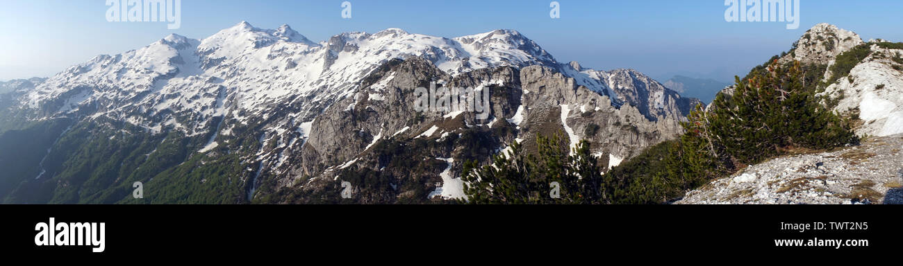 Panorama de montagne avec neige près de Theth en Albanie Banque D'Images