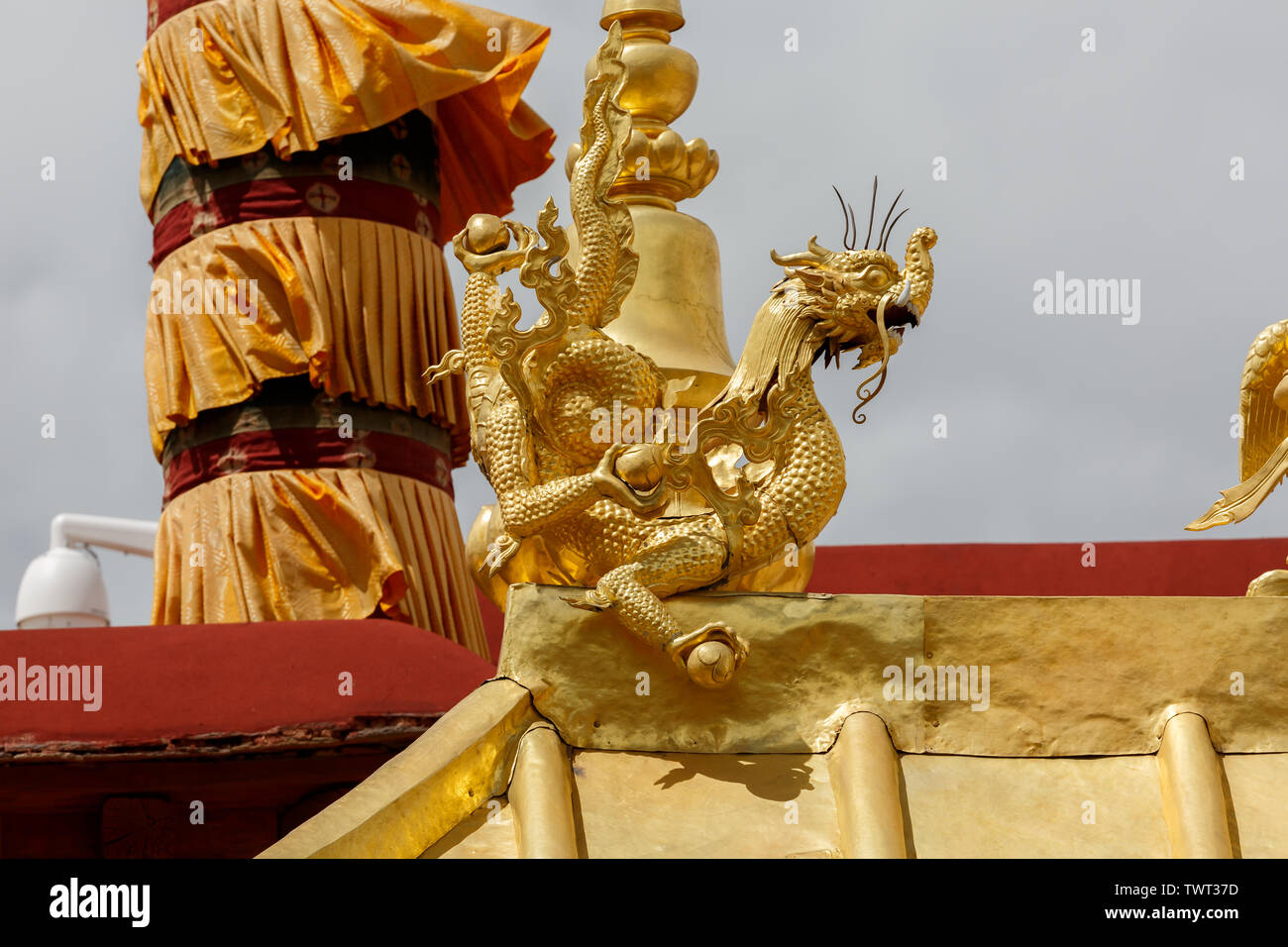 Golden dragon statue au Temple de Jokhang. Dans le bouddhisme tibétain les dragons sont des créatures d'une puissance créatrice. Ils sont également pour le principe yang. Banque D'Images