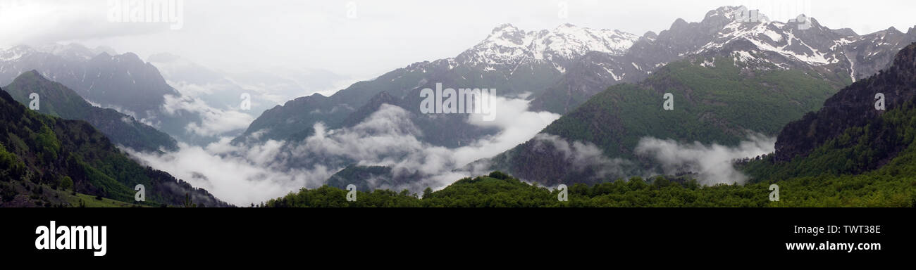 La montagne de sable les nuages après la pluie près de Theth en Albanie Banque D'Images