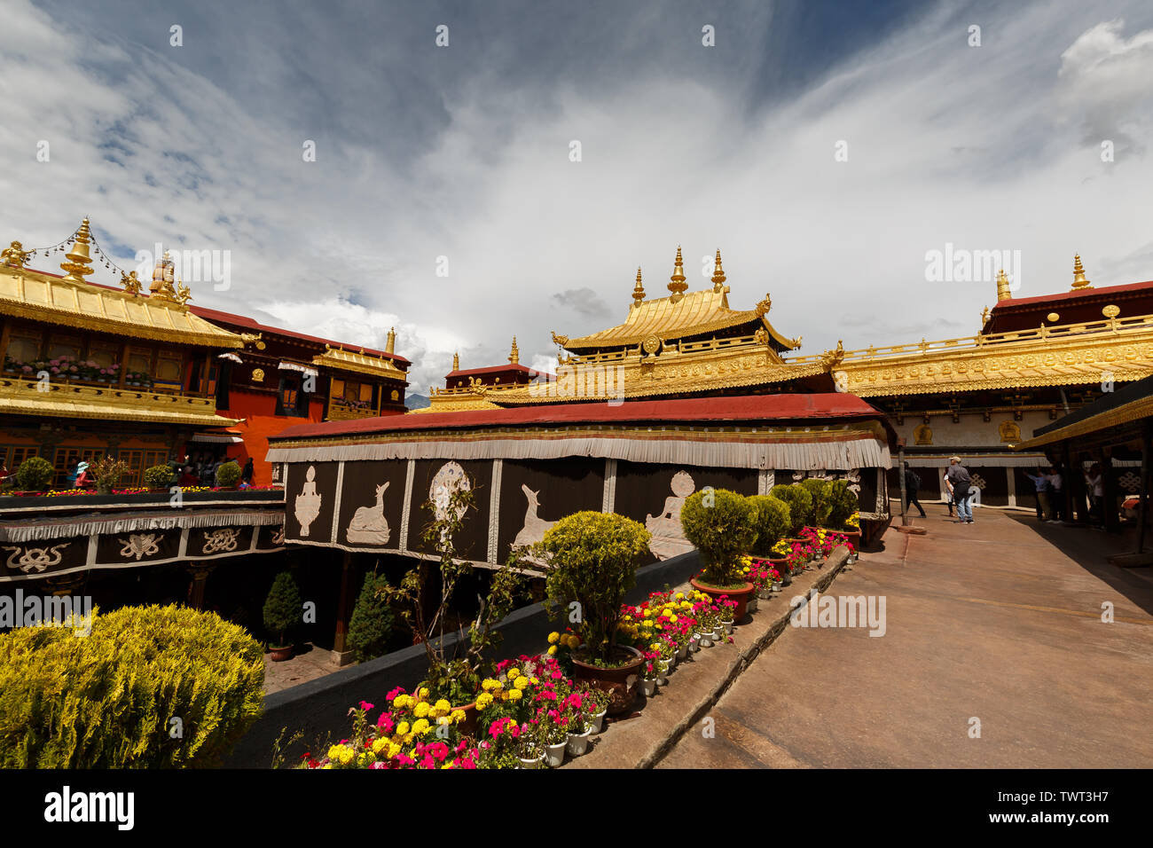 Lhassa / Tibet:Vue sur le toit-terrasse du temple Jokhang. L'ancien bâtiment est le temple le plus important au Tibet et un centre du bouddhisme tibétain. Banque D'Images