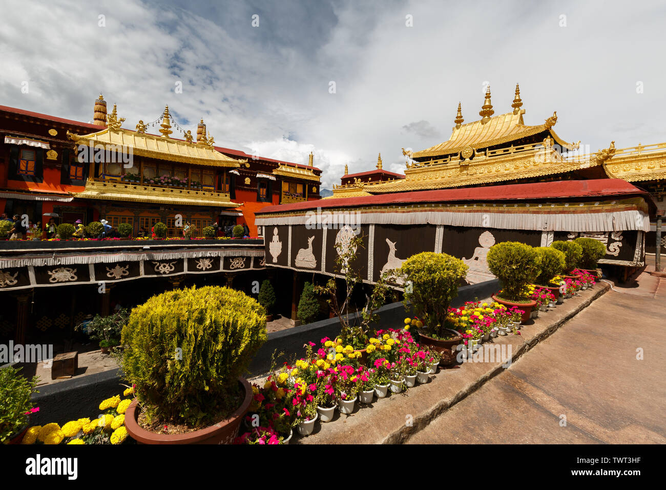 Lhassa, Tibet /Chine : vue panoramique de toit du temple Jokhang. L'ancien bâtiment est un Unesco World Living Heritage. Centre de bouddhisme tibétain. Banque D'Images