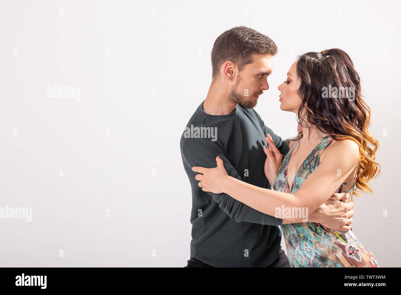 Danse Sociale - adultes heureux concept Active danse bachata ou tango ensemble over white background with copy space Banque D'Images