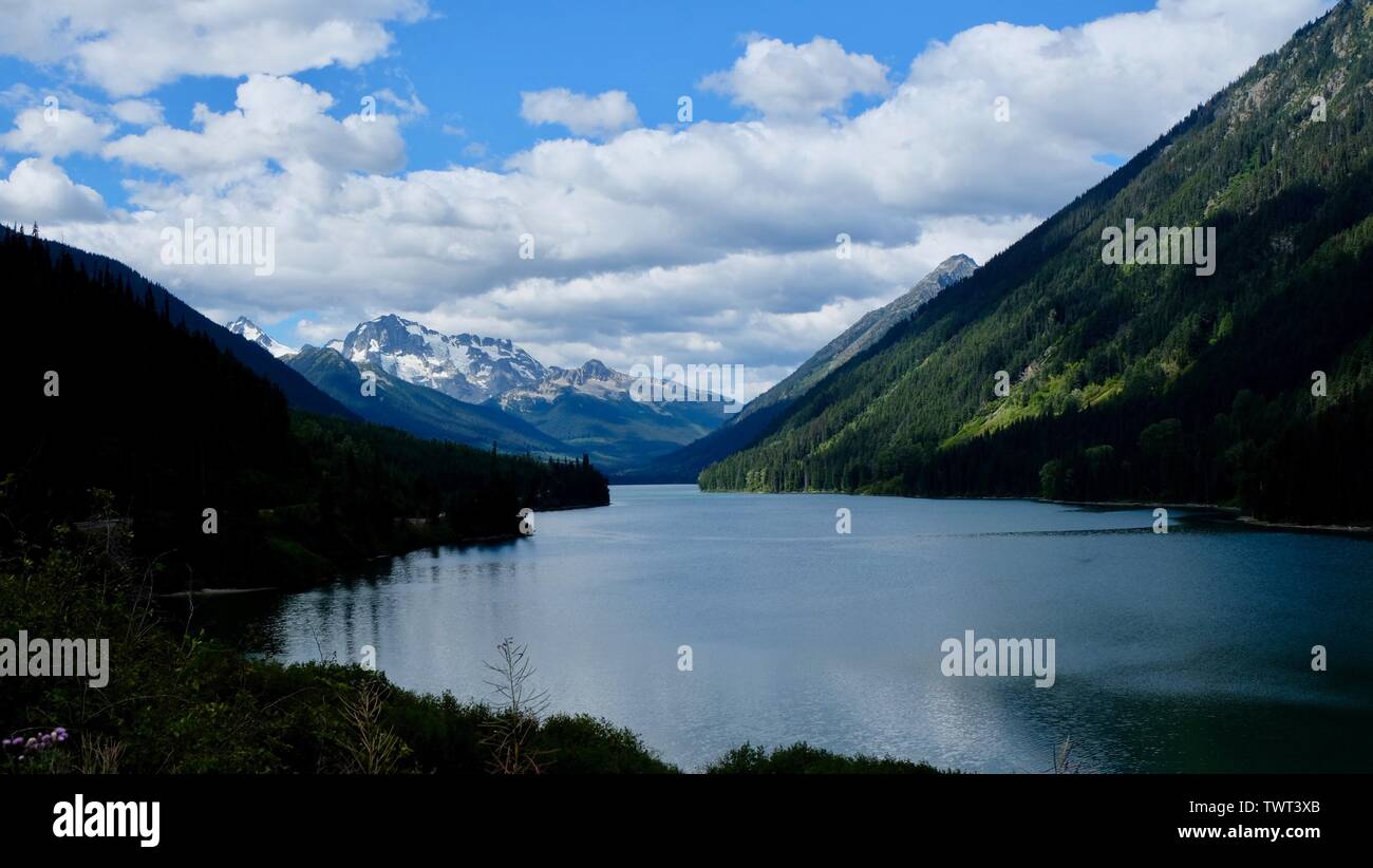 Le soleil joue avec l'ombre et la lumière - un lac et d'une chaîne de montagnes enneigées Banque D'Images