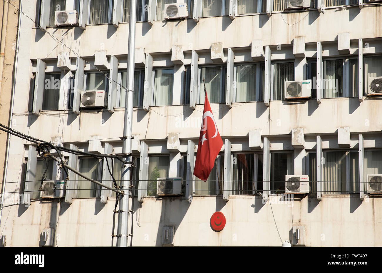 SOFIA, BULGARIE, LE 22 JUIN 2019 : Ambassade de Turquie à Sofia city avec le traditionnel drapeau turc sur l'accumulation dans le temps tous les jours. Banque D'Images