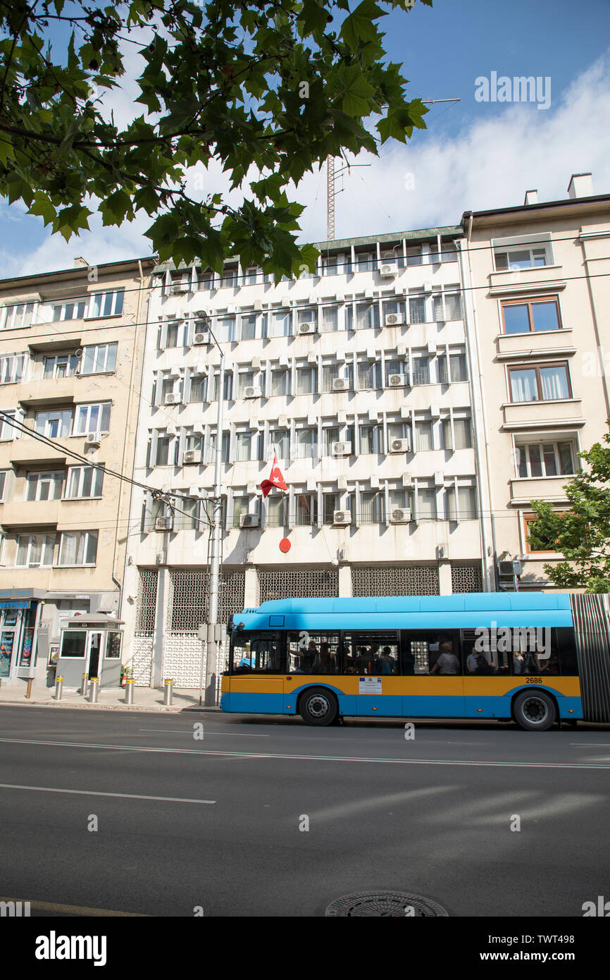 SOFIA, BULGARIE, LE 22 JUIN 2019 : Ambassade de Turquie à Sofia city avec le traditionnel drapeau turc sur l'accumulation dans le temps tous les jours. Banque D'Images