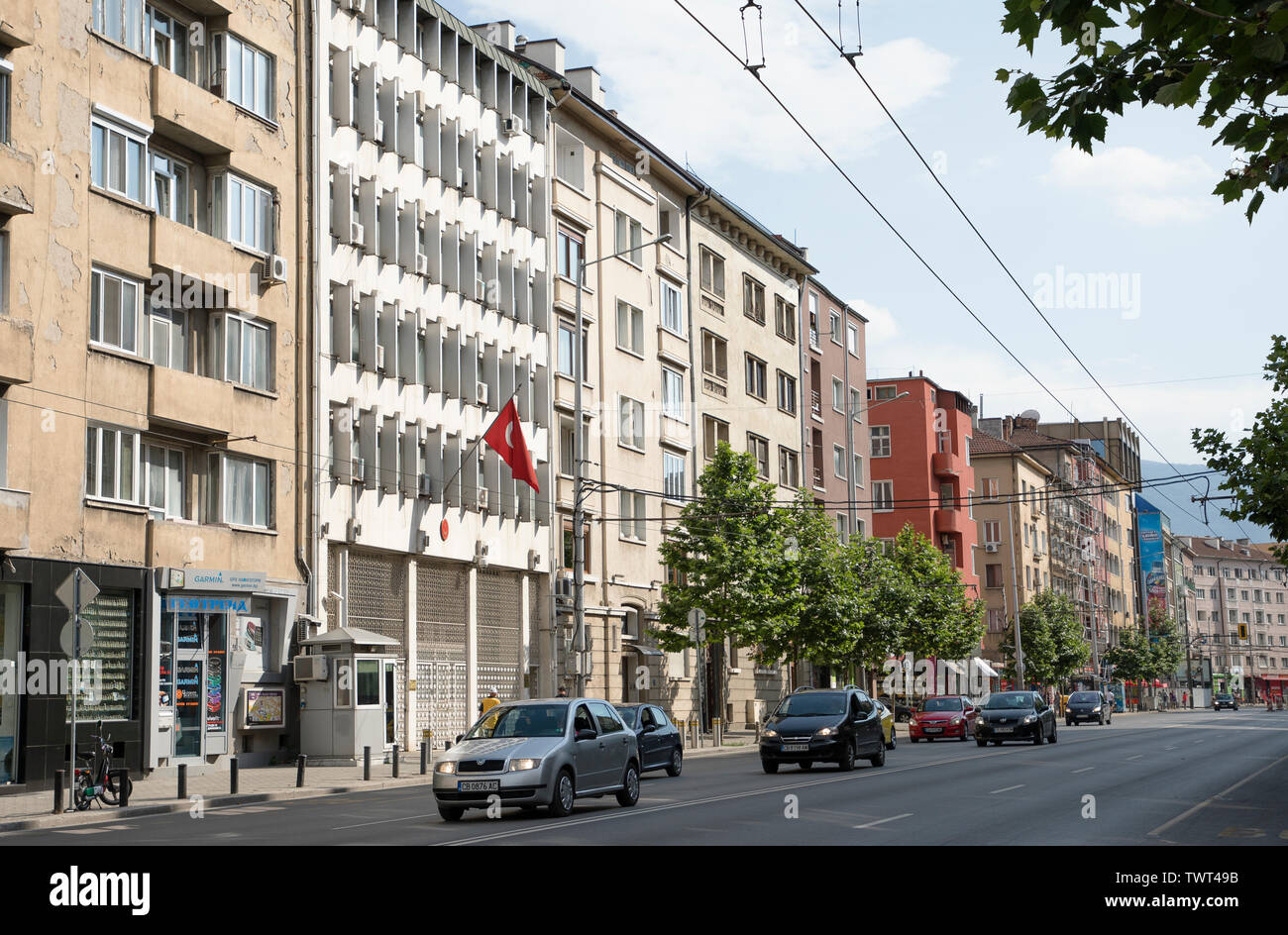 SOFIA, BULGARIE, LE 22 JUIN 2019 : Ambassade de Turquie à Sofia city avec le traditionnel drapeau turc sur l'accumulation dans le temps tous les jours. Banque D'Images