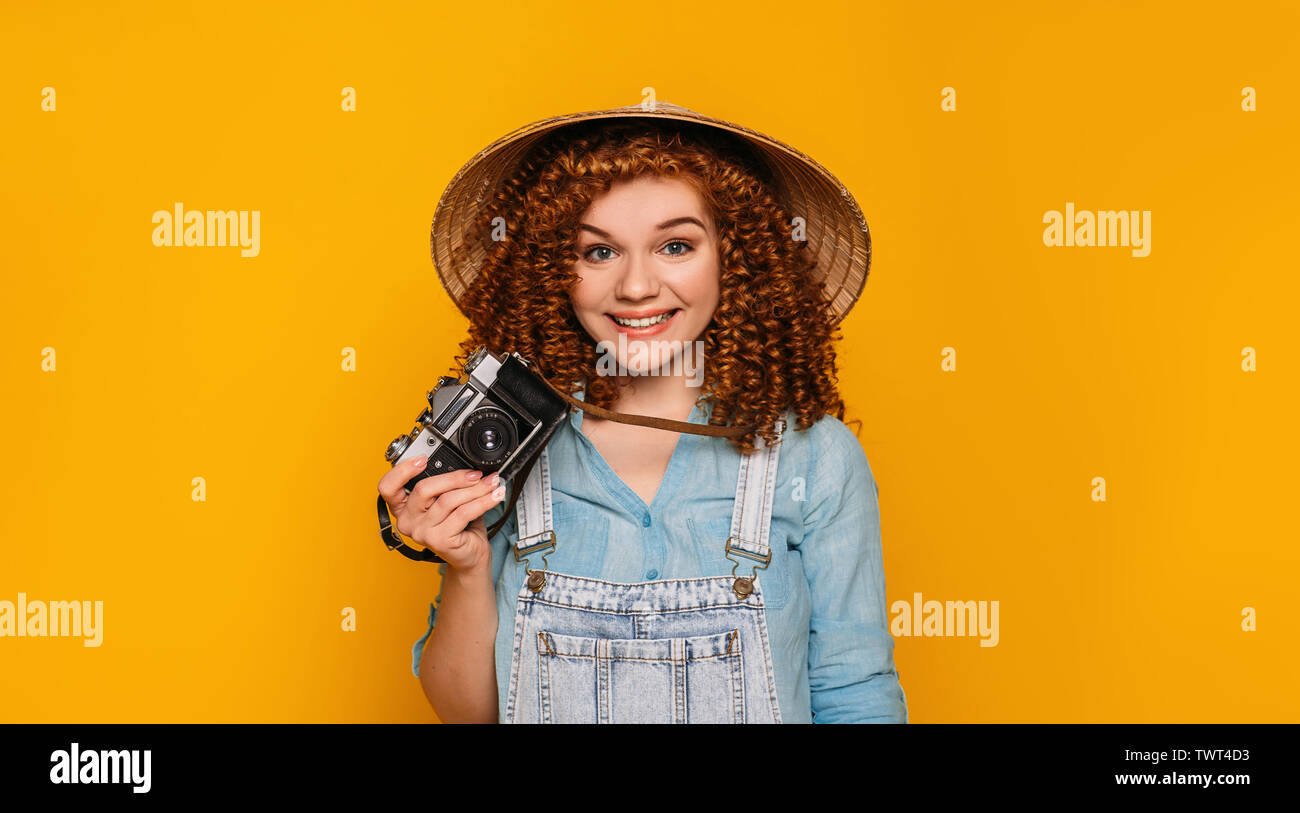Funny red haired woman touristiques en chapeau chinois avec caméra photo et sourire très heureux.Traveler adolescent Banque D'Images