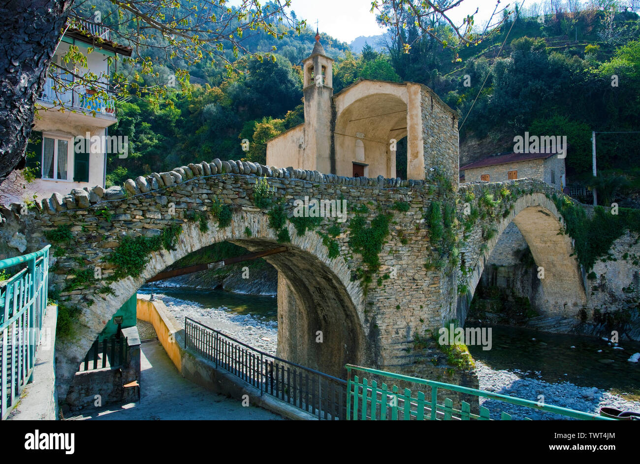 Vieux pont médiéval en pierre avec pont chapelle de Badalucco, village à province Imperia, Riviera di Ponente, Ligurie, Italie Banque D'Images