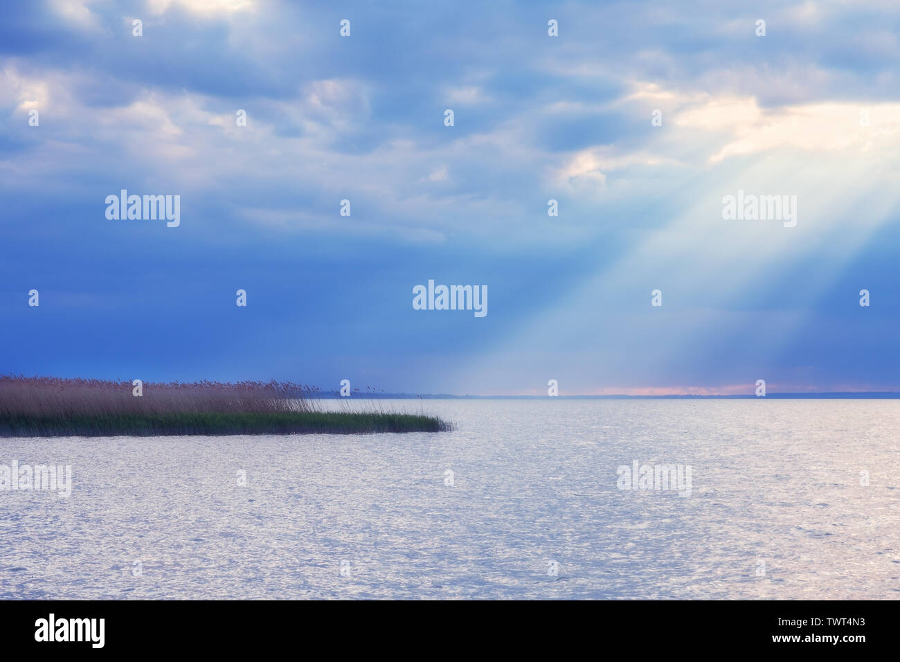 Throughdramatic brillant soleil ciel nuageux sur une petite île sur le lac Balaton en Hongrie Banque D'Images