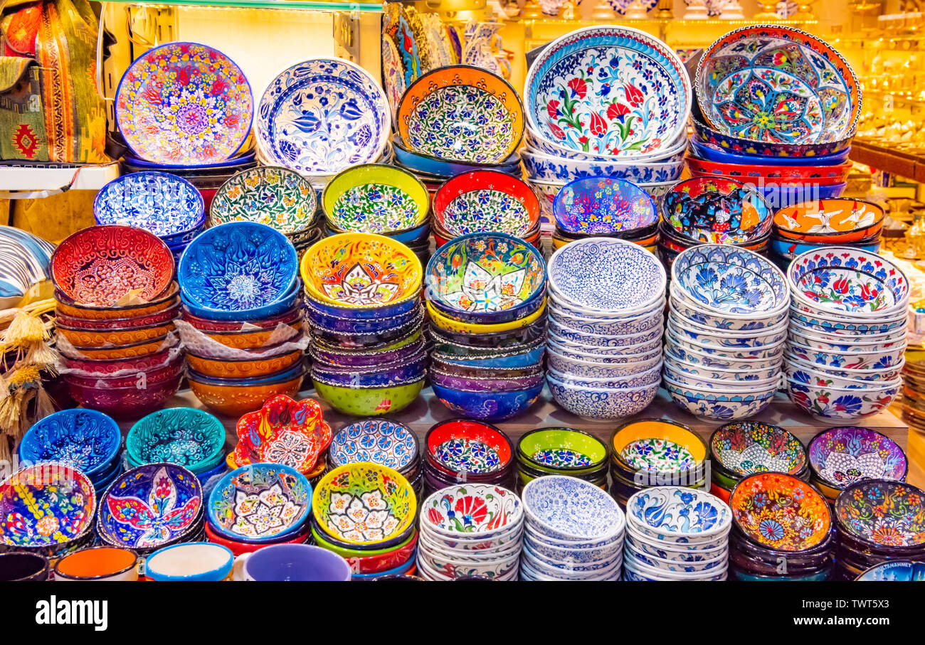 Lampes authentiques multicolores à la pendaison le Grand Bazar à Istanbul, Turquie Banque D'Images
