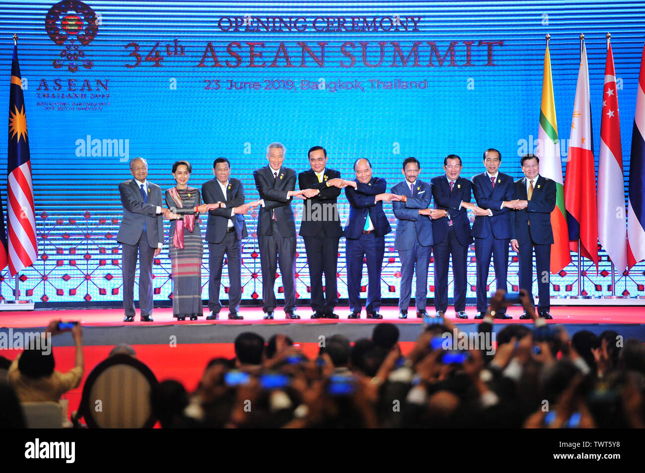 Bangkok, Thaïlande. 23 Juin, 2019. Les dirigeants de l'ASEAN posent pour une photo de groupe lors de la cérémonie d'ouverture de l'Association des nations de l'Asie du Sud-Est (ANASE), qui s'est tenue à Bangkok, Thaïlande, le 23 juin 2019. La cérémonie d'ouverture du 34e Sommet de l'ASEAN s'est tenu à Bangkok le dimanche. Credit : Rachen Sageamsak/Xinhua/Alamy Live News Banque D'Images