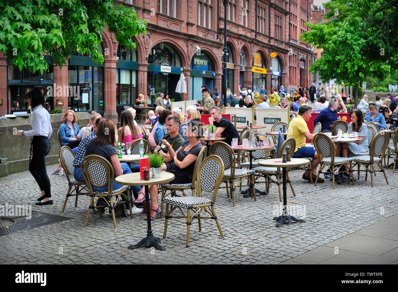 Brown's Aliments et boissons en plein air accessible du centre-ville de Sheffield Banque D'Images