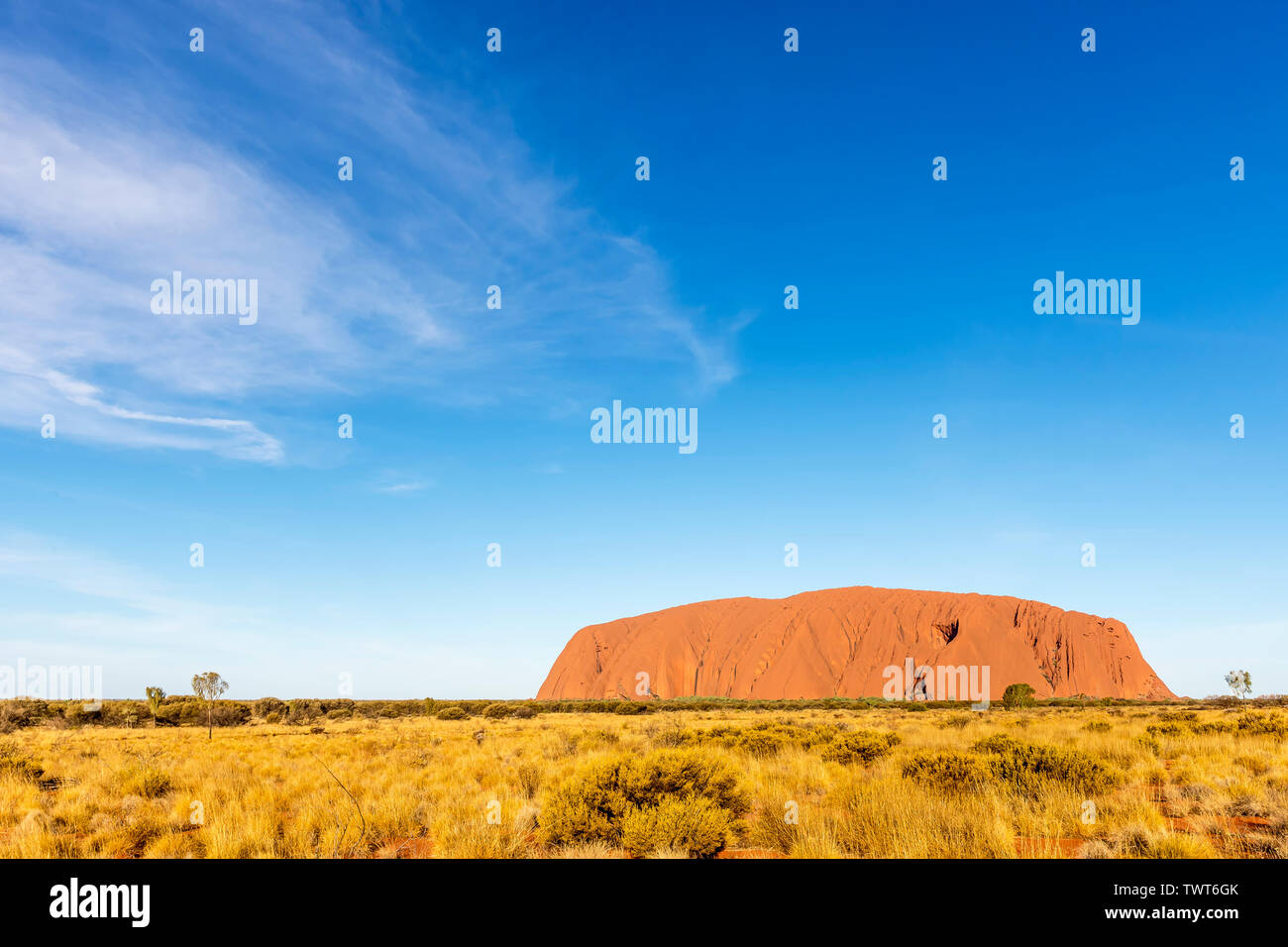 Belle vue sur le monolithe d'Uluru, Ayers Rock, Australie, au coucher du soleil Banque D'Images