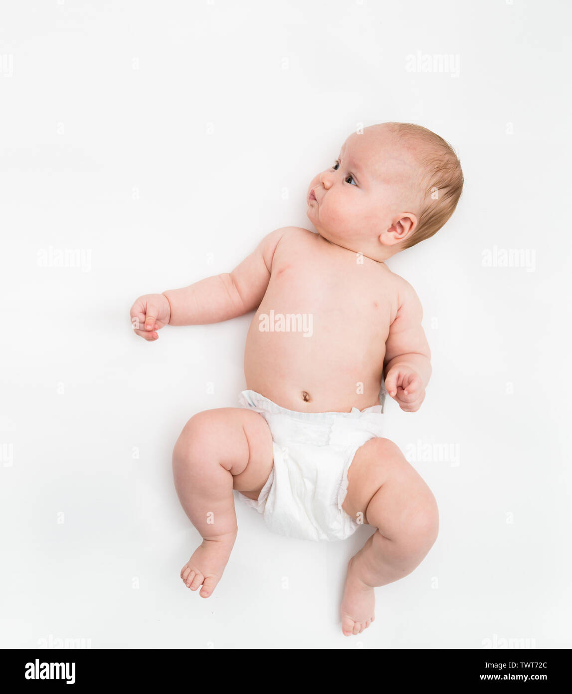 Un Mignon Bebe De Quatre Mois Fille Portant Un Couvre Couche Blanche Se Coucher Sur Fond Blanc Photo Stock Alamy