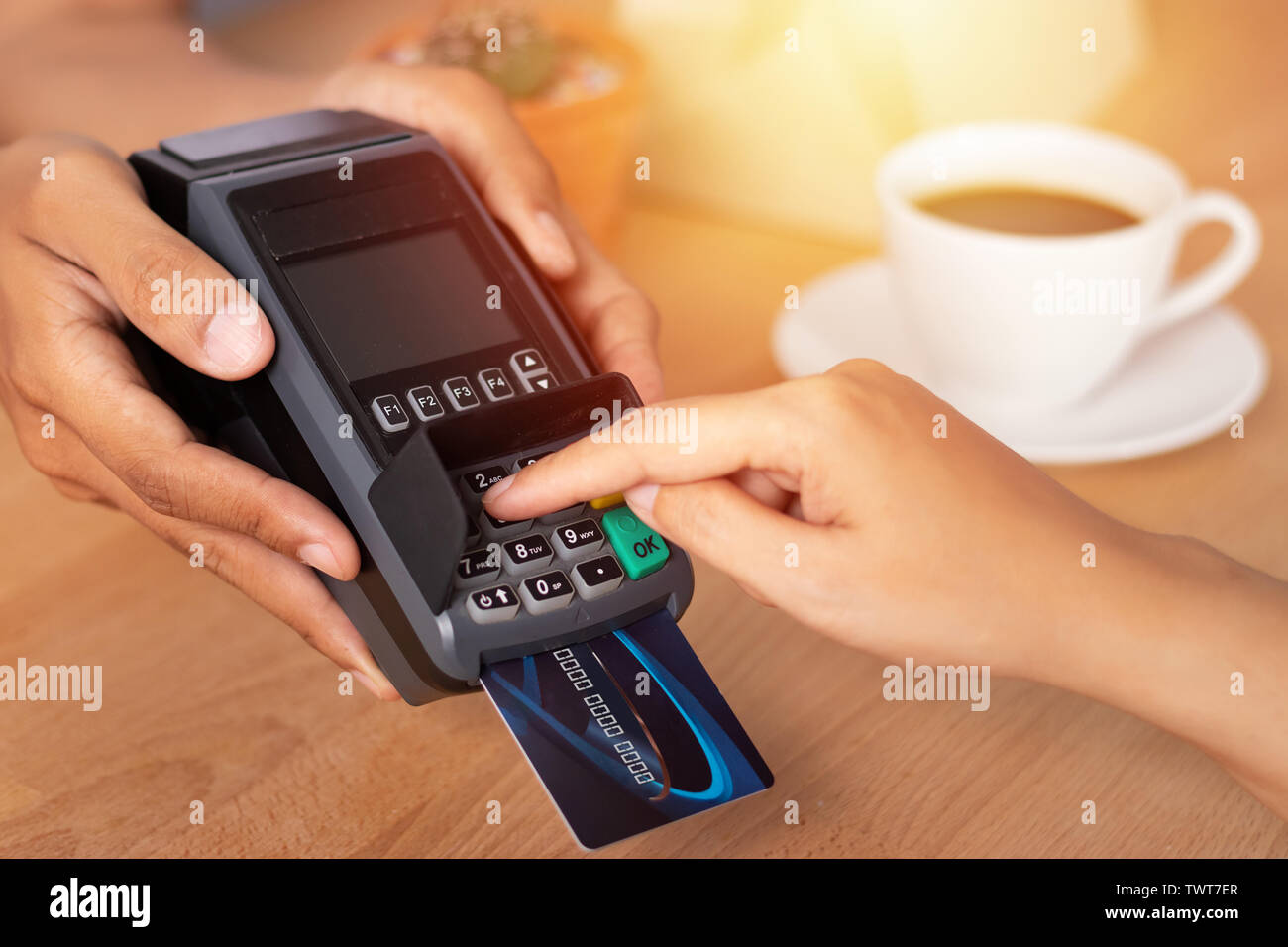 Close up of hand entrez votre numéro de carte de crédit code de mot de passe de sécurité Lecteur de cartes de crédit dans la machine au terminal de point de vente en magasin pendant votre ti Banque D'Images