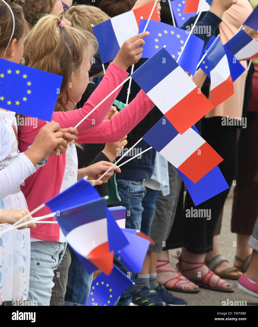 Rheinau, Allemagne. 23 Juin, 2019. Swing enfants petits drapeaux de la France et l'UE à l'ouverture d'une nouvelle piste cyclable à la traversée du Rhin franco-allemand - Freistett de Gambsheim. Credit : Uli Deck/dpa/Alamy Live News Banque D'Images