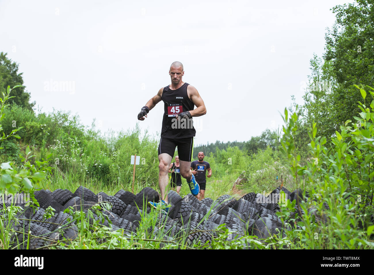 Ikscile Ville, République de Lettonie. Courage la race, les gens étaient engagés dans des activités sportives. Surmonter divers obstacles et d'exécution. Un grand nombre d'au Banque D'Images