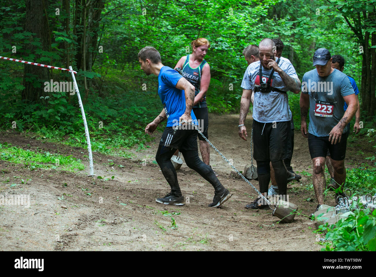 Ikscile Ville, République de Lettonie. Courage la race, les gens étaient engagés dans des activités sportives. Surmonter divers obstacles et d'exécution. Un grand nombre d'au Banque D'Images