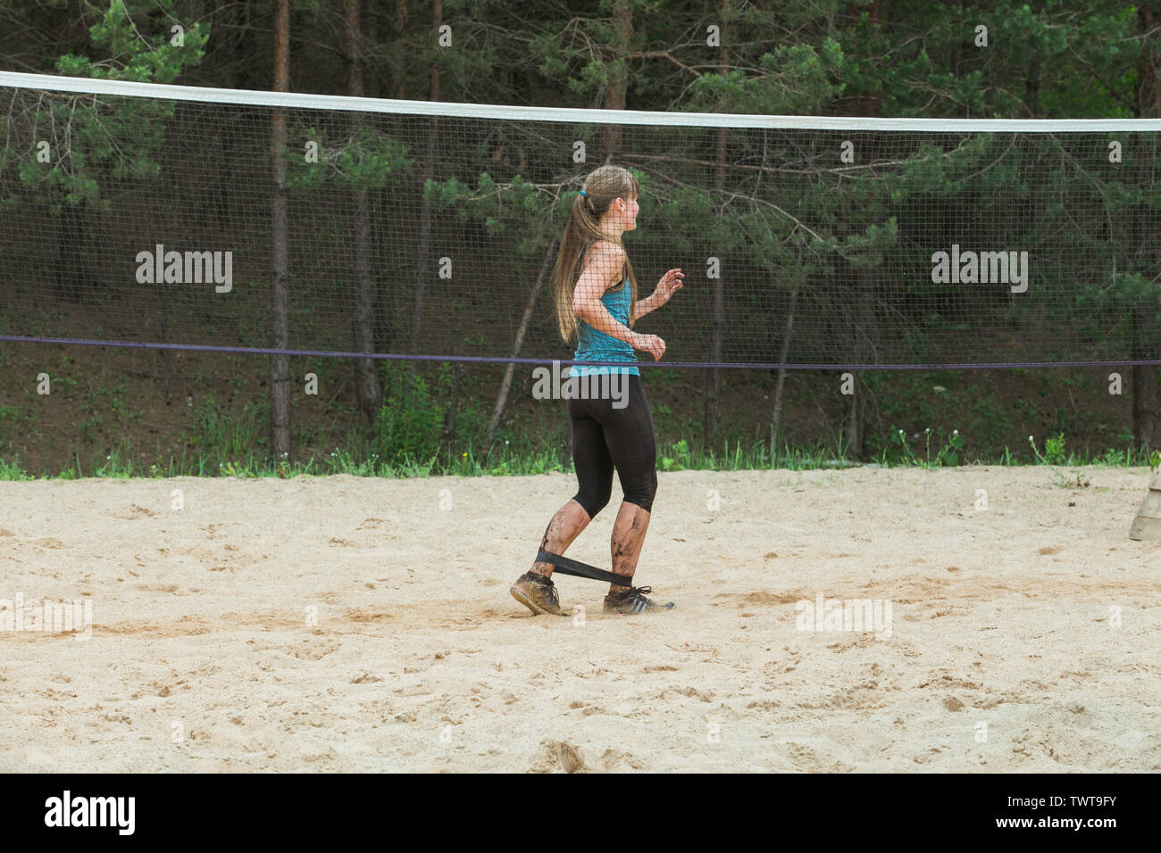 Ikscile Ville, République de Lettonie. Courage la race, les gens étaient engagés dans des activités sportives. Surmonter divers obstacles et d'exécution. Un grand nombre d'au Banque D'Images