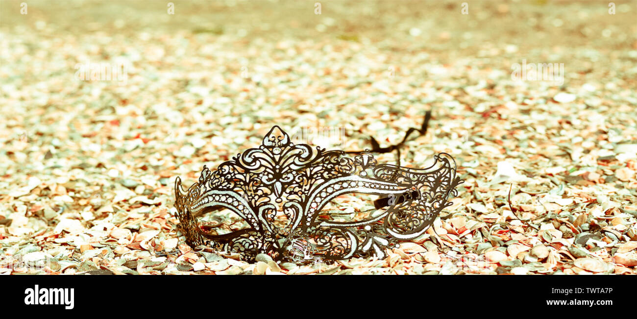 Un masque de carnaval est arrivé sur la plage Banque D'Images