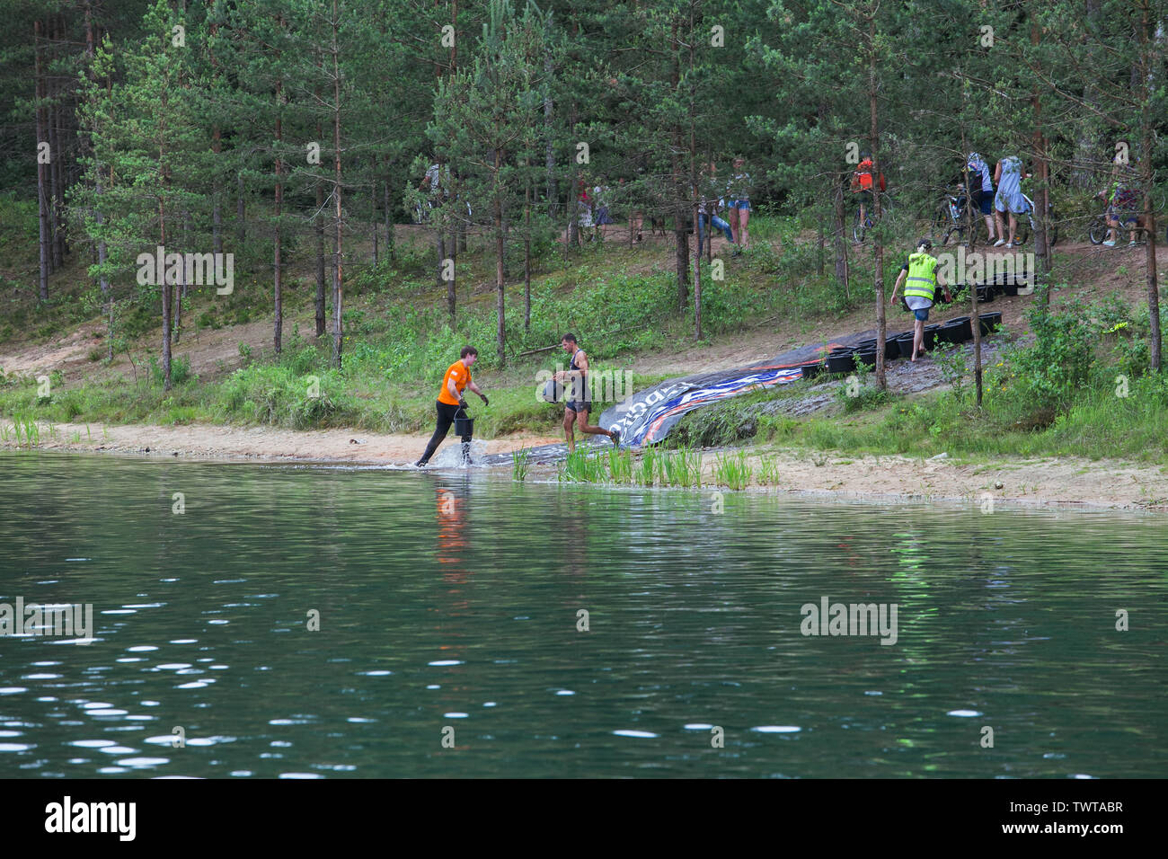 Ikscile Ville, République de Lettonie. Courage la race, les gens étaient engagés dans des activités sportives. Surmonter divers obstacles et d'exécution. Un grand nombre d'au Banque D'Images