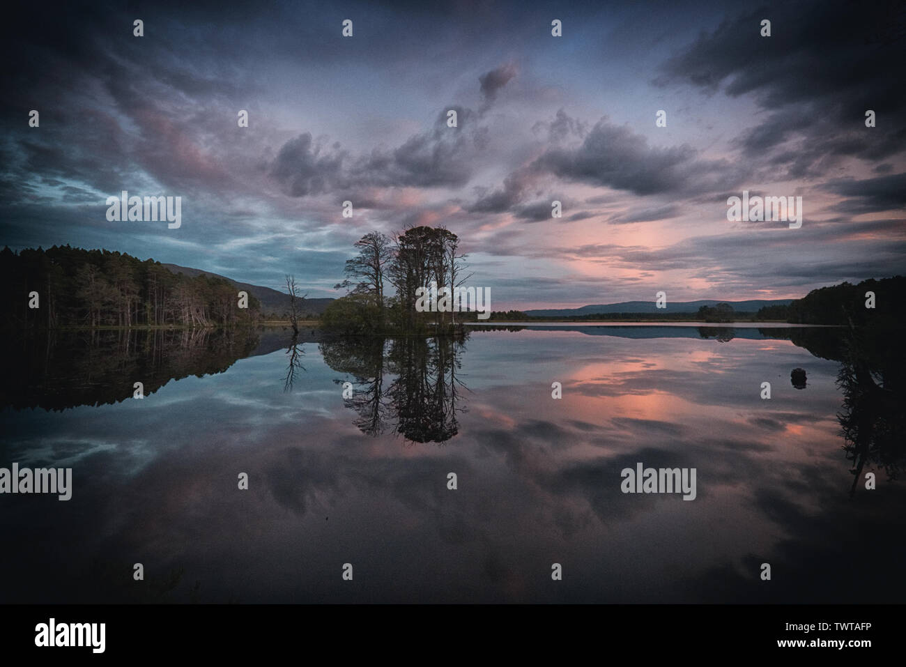 Purple Sky réflexions dans le Loch Mallachie Banque D'Images