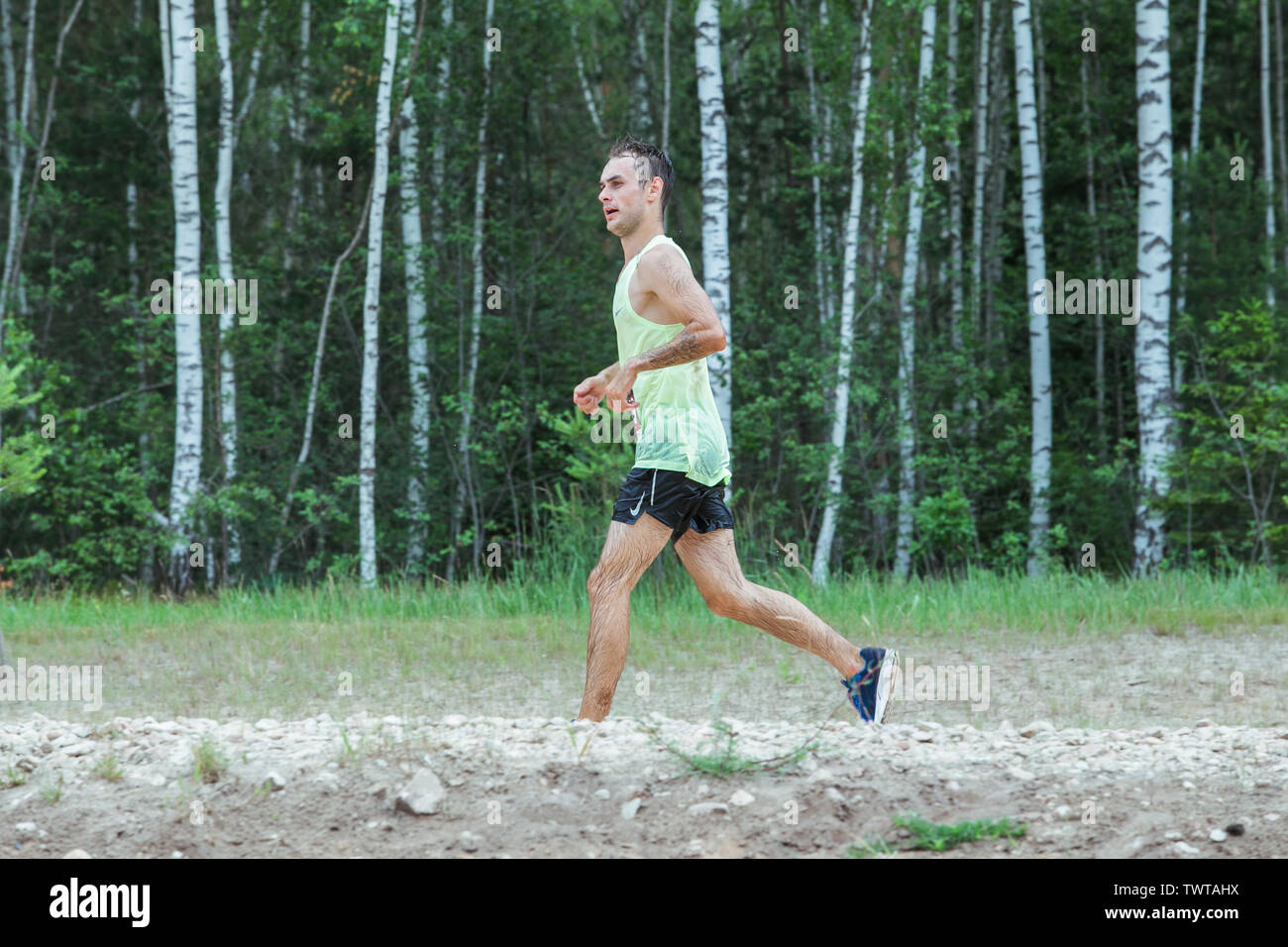 Ikscile Ville, République de Lettonie. Courage la race, les gens étaient engagés dans des activités sportives. Surmonter divers obstacles et d'exécution. Un grand nombre d'au Banque D'Images