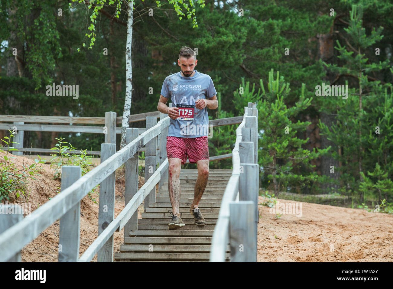 Ikscile Ville, République de Lettonie. Courage la race, les gens étaient engagés dans des activités sportives. Surmonter divers obstacles et d'exécution. Un grand nombre d'au Banque D'Images