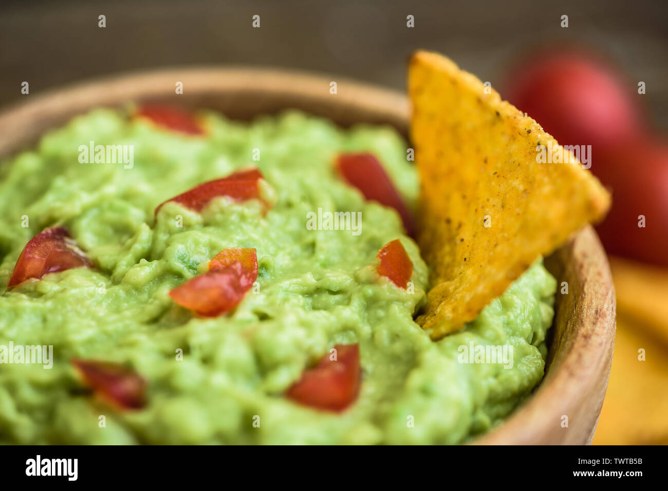 Guacamole au bol en bois avec Tortilla Chip Banque D'Images