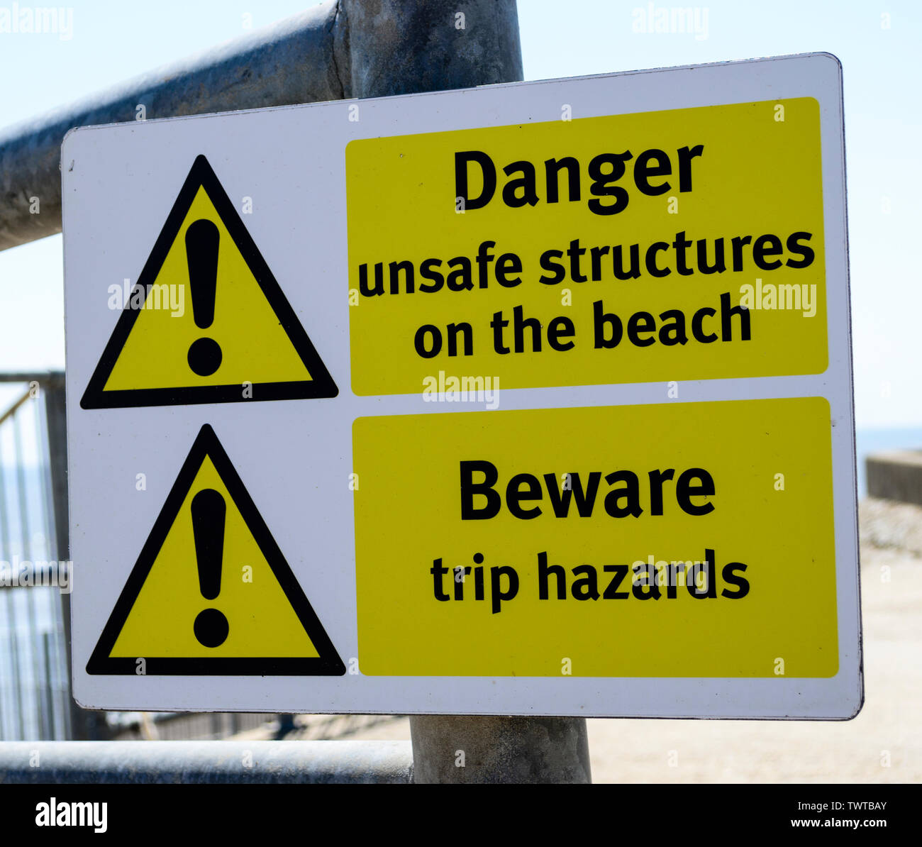 Panneaux indiquant la présence de structures dangereuses sur la plage UK Banque D'Images