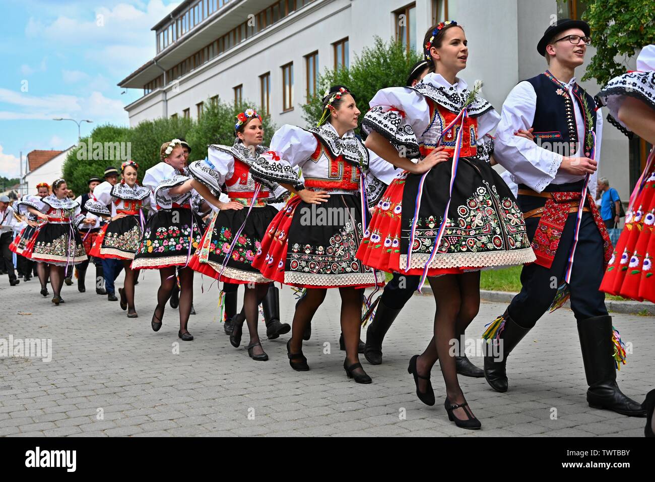 Brno - Bystrc, République tchèque, Juin 22, 2019. Fête traditionnelle tchèque. Folk Festival. Filles et garçons danser dans de beaux costumes. Un vieux Christian h Banque D'Images