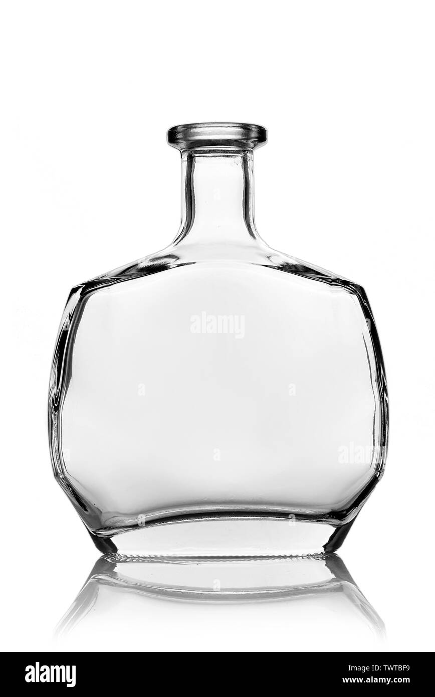 Vider le flacon en verre pour les boissons alcoolisées ou de l'eau sur un fond blanc. Banque D'Images