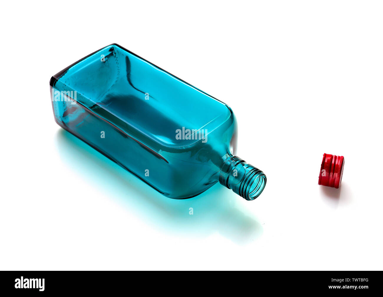 Vider le flacon en verre pour les boissons alcoolisées ou de l'eau sur un fond blanc. Banque D'Images