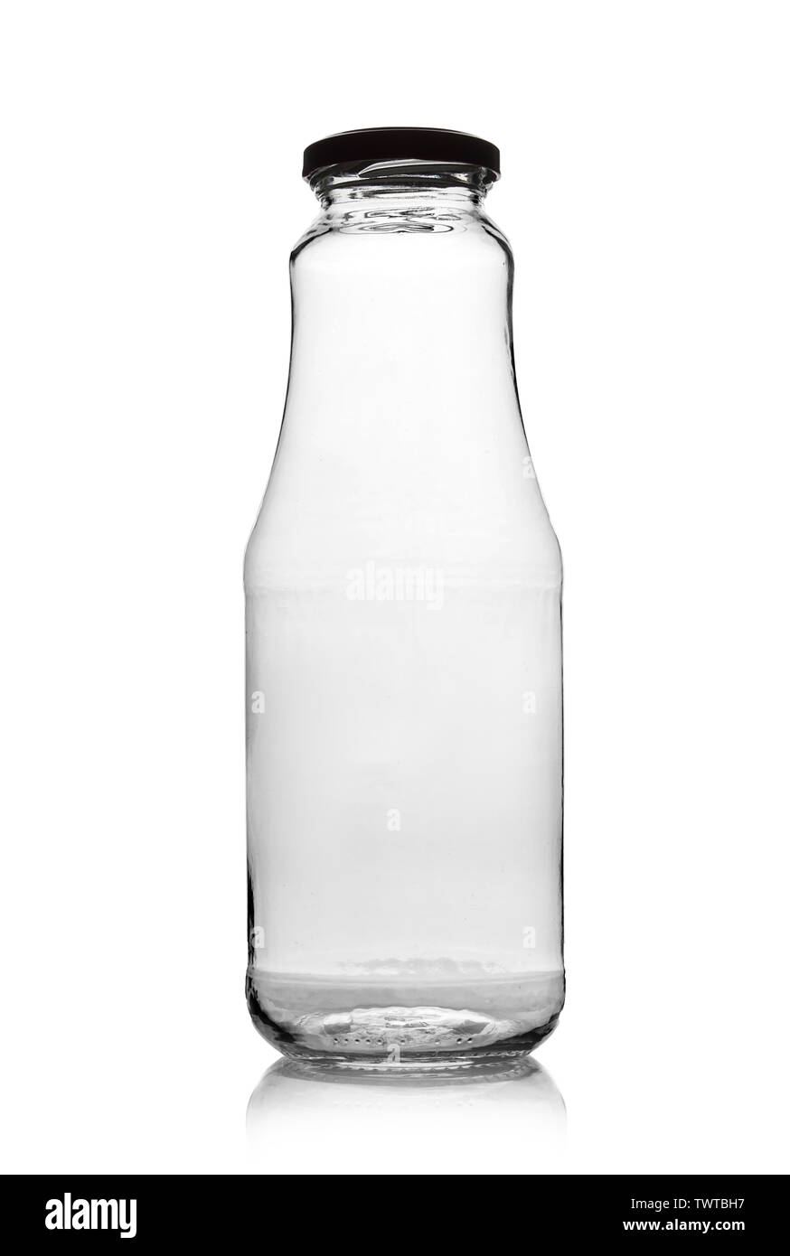 Bouteille en verre vide pour prendre un verre de lait, de jus, de l'eau sur un fond blanc. Banque D'Images