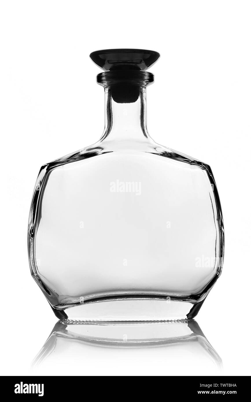 Vider le flacon en verre pour les boissons alcoolisées ou de l'eau sur un fond blanc. Banque D'Images